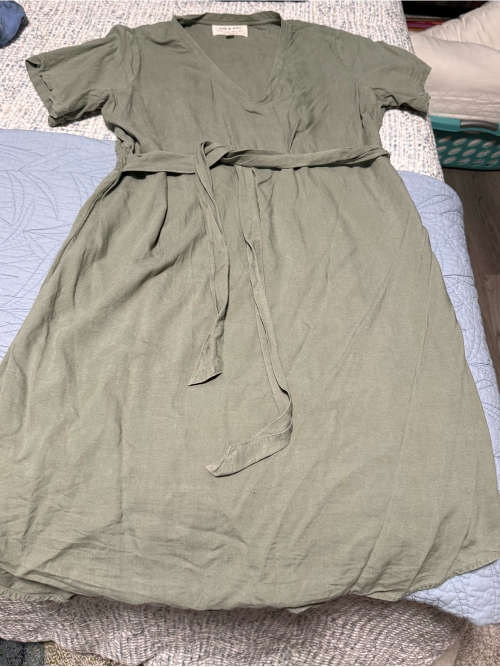 cloth & stone Sage Green V-Neck Tie-Waist Midi Dress